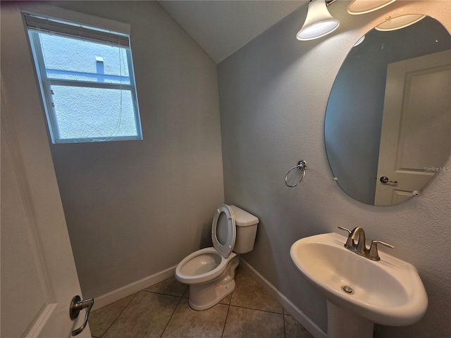 1022 Oliveto Verdi Ct, Brandon, FL 33511 - half bath featuring lofted ceiling, a sink, toilet, tile patterned floors, and baseboards