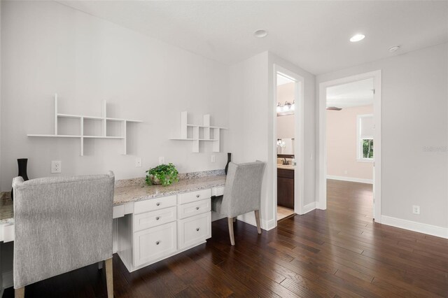 office space with built in desk, dark wood-style floors, baseboards, and recessed lighting