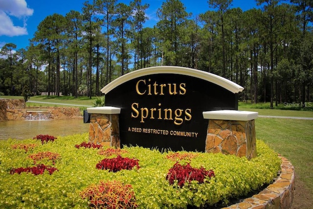community / neighborhood sign with a lawn