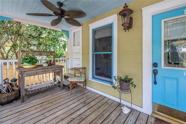 1038 Crescent Lake Dr N, Saint Petersburg, FL 33701 - wooden deck featuring a ceiling fan