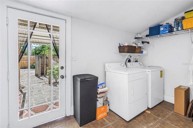 1038 Crescent Lake Dr N, Saint Petersburg, FL 33701 - laundry area featuring washer and clothes dryer and tile patterned floors