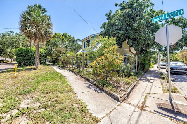 1038 Crescent Lake Dr N, Saint Petersburg, FL 33701 - view of side of home with fence