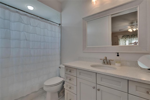 full bathroom featuring a ceiling fan, vanity, toilet, and a shower with shower curtain