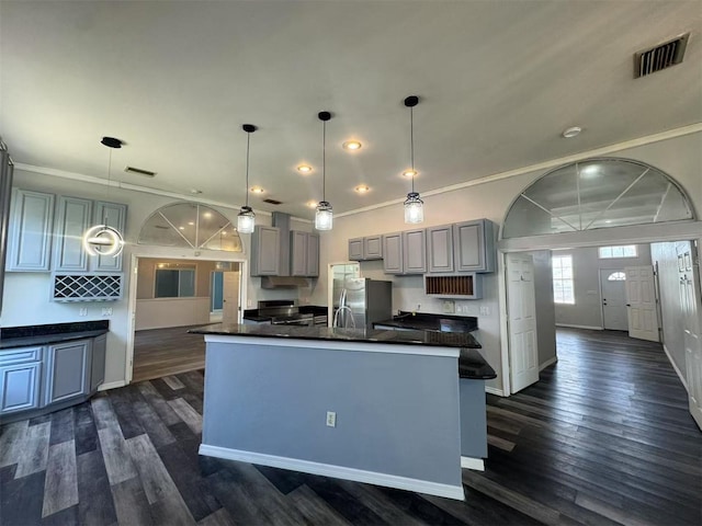 kitchen featuring gray cabinets, freestanding refrigerator, recessed lighting, dark wood-style floors, and a center island with sink