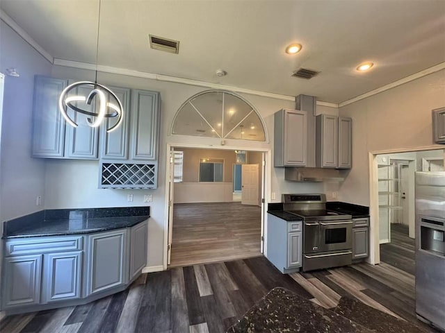 kitchen featuring stainless steel appliances, gray cabinets, dark countertops, crown molding, and recessed lighting