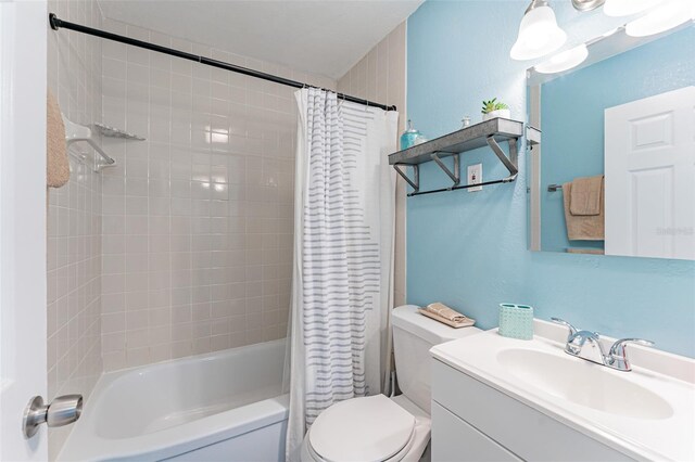 2035 29th Ave N, Saint Petersburg, FL 33713 - bathroom featuring toilet, shower / tub combo with curtain, and vanity