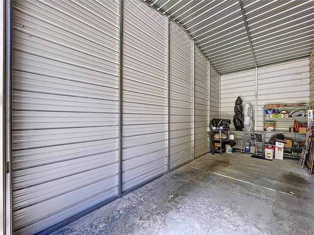 3544 Porter Rd, Lithia, FL 33547 - garage featuring metal wall