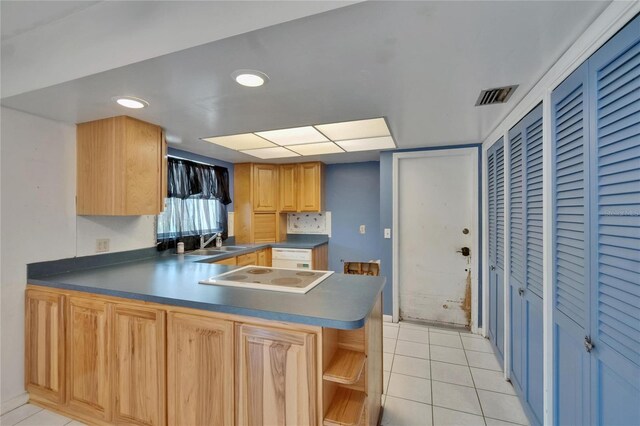 508 E Brentridge, Brandon, FL 33511 - kitchen with dark countertops, white electric cooktop, a sink, a peninsula, and recessed lighting