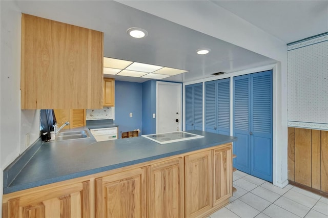 508 E Brentridge, Brandon, FL 33511 - kitchen with light brown cabinetry, a sink, white appliances, a peninsula, and wallpapered walls