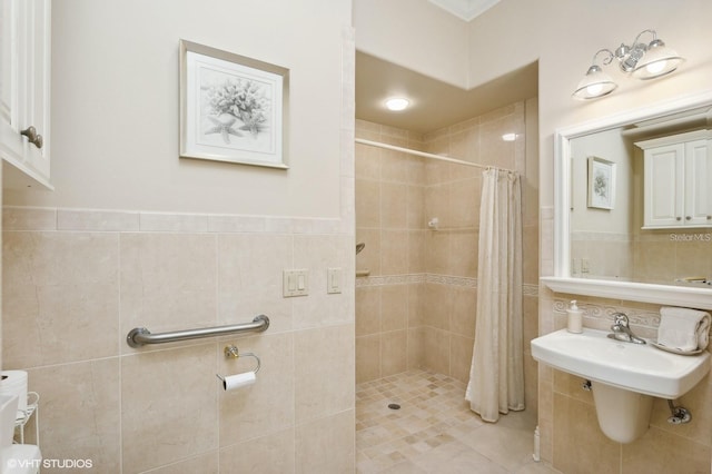 919 Ballinger Rd, Lutz, FL 33548 - full bathroom featuring tile walls and tiled shower