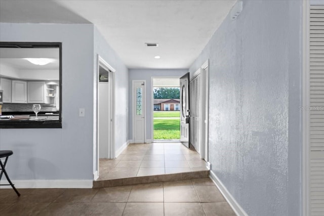 903 Tomahawk Trl, Brandon, FL 33511 - hall featuring tile patterned flooring, baseboards, and a textured wall