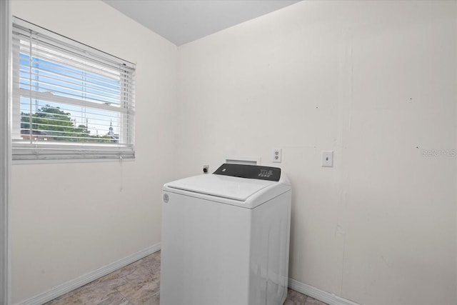 903 Tomahawk Trl, Brandon, FL 33511 - laundry area with washer / dryer and baseboards