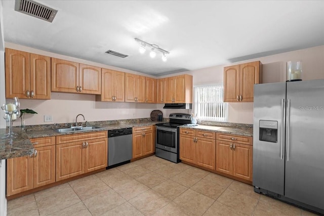 903 Tomahawk Trl, Brandon, FL 33511 - kitchen featuring stainless steel appliances, a sink, under cabinet range hood, rail lighting, and light tile patterned floors