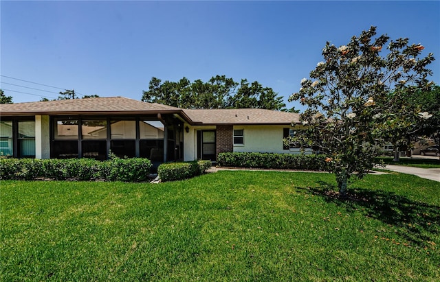 368 Perth Ct Unit 368, Dunedin, FL 34698 - ranch-style house with a front yard, stucco siding, and a sunroom