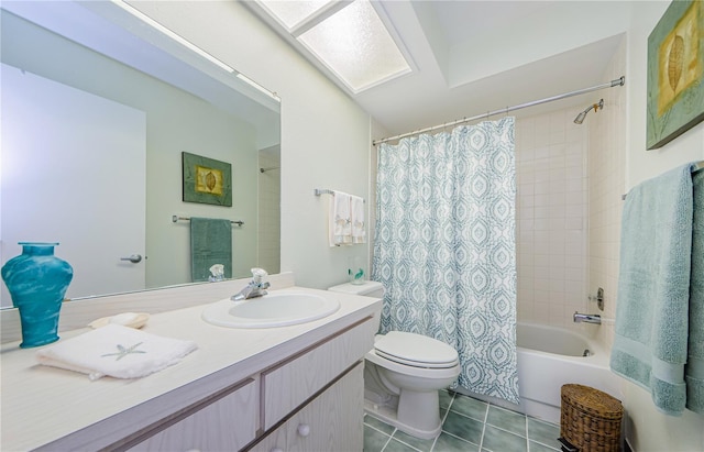 368 Perth Ct Unit 368, Dunedin, FL 34698 - bathroom with tile patterned floors, vanity, shower / bathtub combination with curtain, and toilet