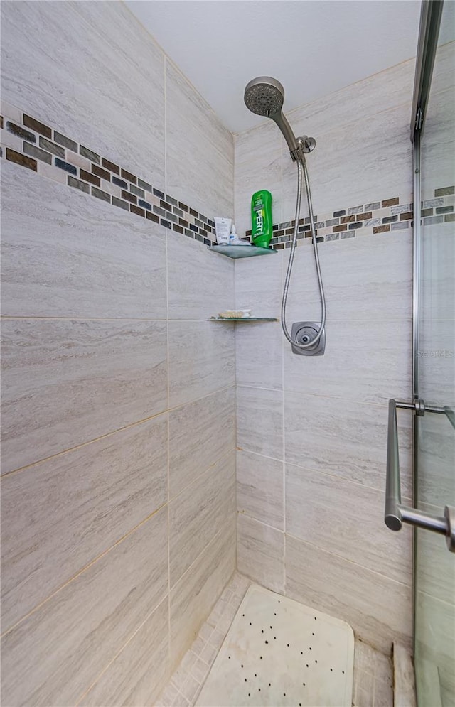 368 Perth Ct Unit 368, Dunedin, FL 34698 - bathroom featuring a tile shower