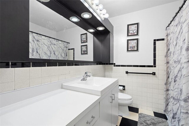 8001 N Ola Ave, Tampa, FL 33604 - full bath with toilet, vanity, tile walls, a shower with curtain, and recessed lighting