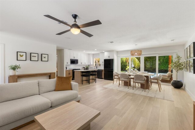4618 Bayshore Blvd NE, Saint Petersburg, FL 33703 - living area with light wood-style floors, a ceiling fan, recessed lighting, and baseboards