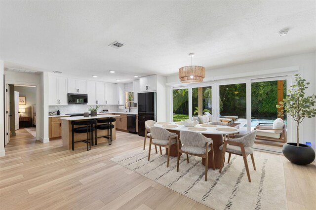 4618 Bayshore Blvd NE, Saint Petersburg, FL 33703 - dining area featuring light wood finished floors and recessed lighting