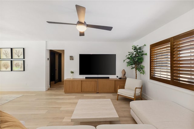 4618 Bayshore Blvd NE, Saint Petersburg, FL 33703 - living area featuring light wood-style floors, a ceiling fan, and baseboards