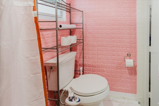 1010 Oakhill St, Seffner, FL 33584 - bathroom with toilet and tile walls