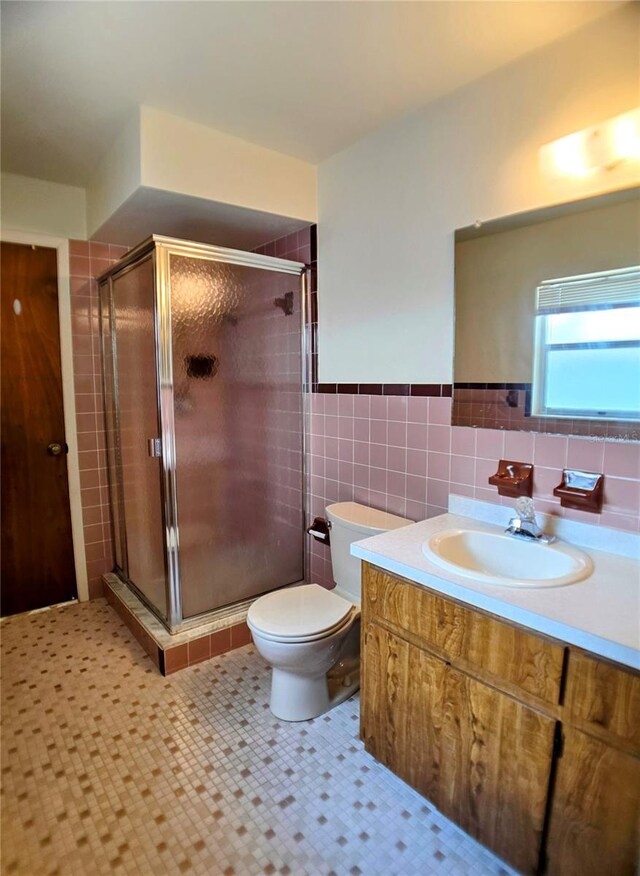 1262 Jeffords St, Clearwater, FL 33756 - full bath featuring a shower stall, vanity, toilet, tile walls, and wainscoting