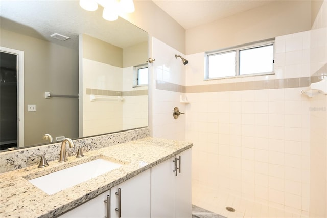 2216 Heathwood Cir, Orlando, FL 32828 - bathroom featuring tiled shower and vanity