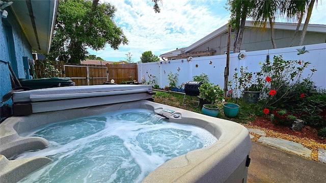 3907 Orchard Hill Cir, Palm Harbor, FL 34684 - view of swimming pool featuring a hot tub and a fenced backyard