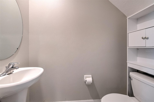 10210 White Linen Ave, Riverview, FL 33578 - bathroom with toilet and a textured ceiling