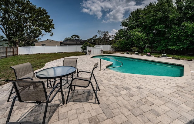 1402 Oleander Dr, Tarpon Springs, FL 34689 - view of swimming pool featuring a patio area