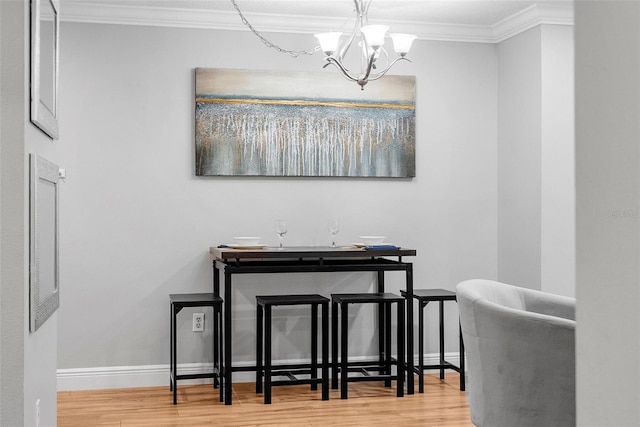 11901 4th St N Unit 8207, Saint Petersburg, FL 33716 - dining room with wood finished floors, crown molding, a chandelier, and baseboards