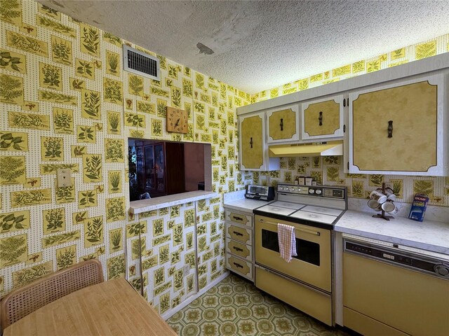 7910 Sun Island Dr S Unit 404, South Pasadena, FL 33707 - kitchen with white appliances, wallpapered walls, light countertops, under cabinet range hood, and a textured ceiling