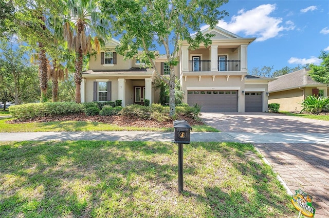5117 Longspur Ct, Lithia, FL 33547 - view of front facade featuring driveway, stucco siding, an attached garage, and a balcony