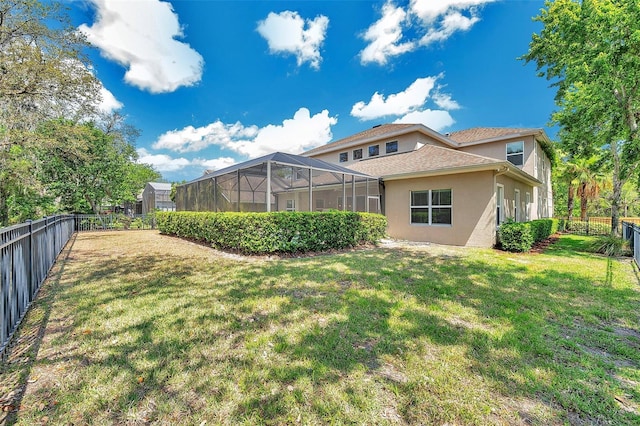 5117 Longspur Ct, Lithia, FL 33547 - rear view of house with stucco siding and glass enclosure