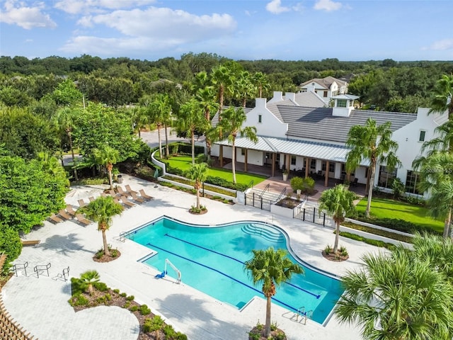 5117 Longspur Ct, Lithia, FL 33547 - community pool with a patio