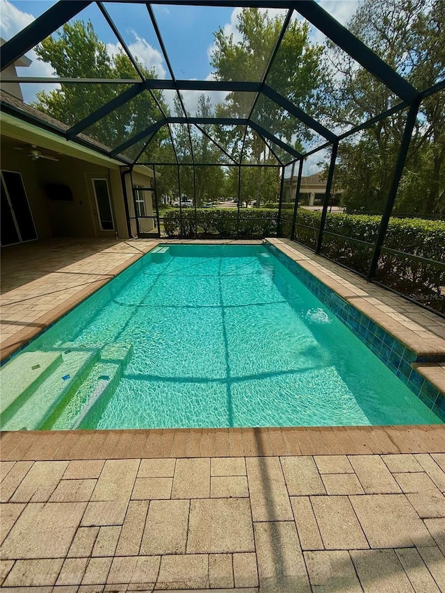 5117 Longspur Ct, Lithia, FL 33547 - swimming pool with a patio area, ceiling fan, and glass enclosure