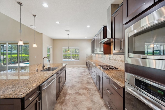 5117 Longspur Ct, Lithia, FL 33547 - kitchen featuring appliances with stainless steel finishes, a sink, tasteful backsplash, recessed lighting, and hanging light fixtures