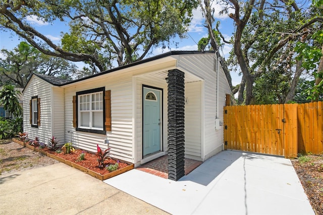 1404 E Curtis St, Tampa, FL 33603 - view of outbuilding featuring fence
