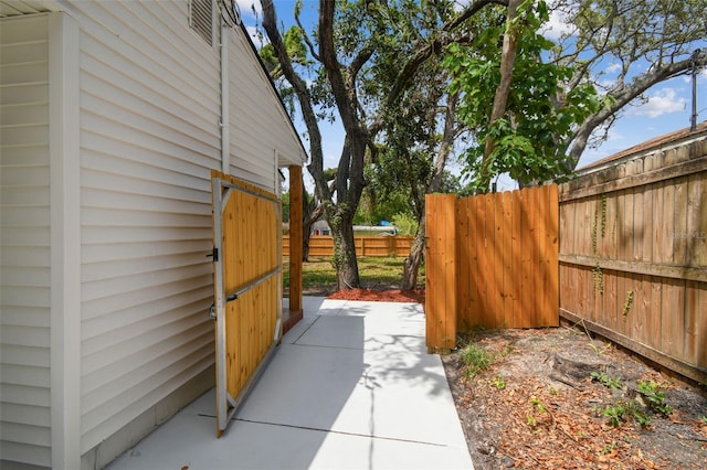 1404 E Curtis St, Tampa, FL 33603 - view of side of home with fence