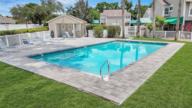 9050 Lake Place Ln, Tampa, FL 33634 - community pool with a patio