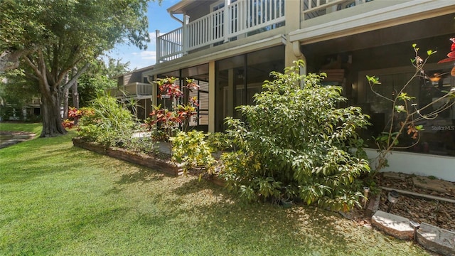 9050 Lake Place Ln, Tampa, FL 33634 - view of grassy yard with a balcony