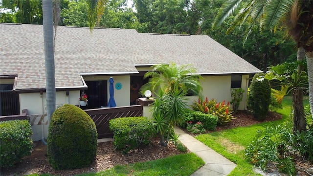 2913 Fig Ct, Palm Harbor, FL 34684 - view of front facade with roof with shingles and stucco siding
