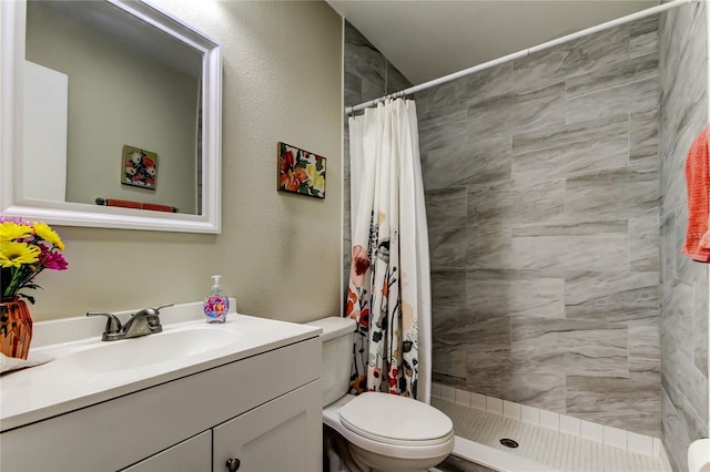 2913 Fig Ct, Palm Harbor, FL 34684 - bathroom featuring tiled shower, toilet, and vanity