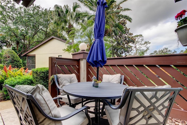 2913 Fig Ct, Palm Harbor, FL 34684 - balcony featuring outdoor dining area