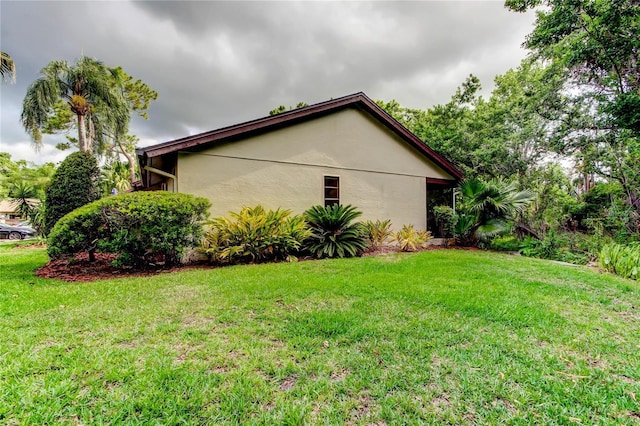 2913 Fig Ct, Palm Harbor, FL 34684 - view of side of property with stucco siding and a lawn