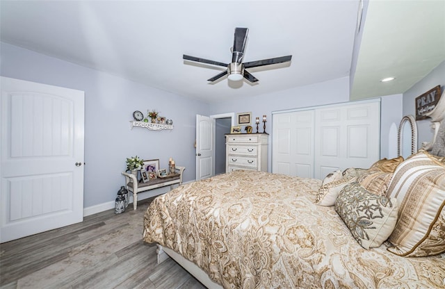 5694 40th Ter N Unit 423, Kenneth City, FL 33709 - bedroom featuring a closet, wood finished floors, baseboards, and a ceiling fan
