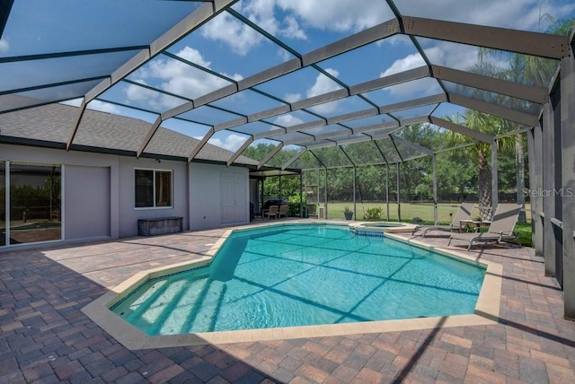 5507 Keeler Oak St, Lithia, FL 33547 - view of pool featuring a patio, a pool with connected hot tub, and a lanai