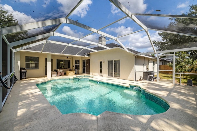 4612 River Overlook Dr, Valrico, FL 33596 - rear view of house featuring a patio, stucco siding, a ceiling fan, and an outdoor hangout area