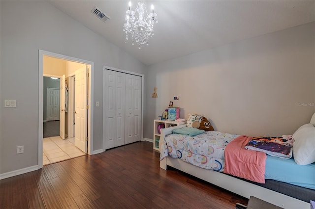 4612 River Overlook Dr, Valrico, FL 33596 - bedroom with vaulted ceiling, a chandelier, hardwood / wood-style flooring, and a closet