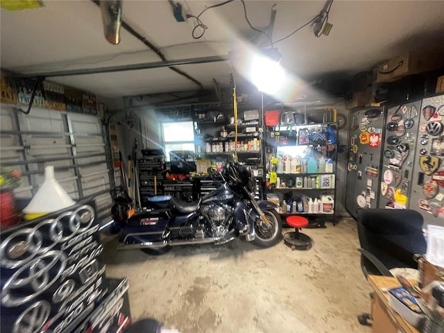 6073 115th Ave N, Pinellas Park, FL 33782 - garage featuring a workshop area